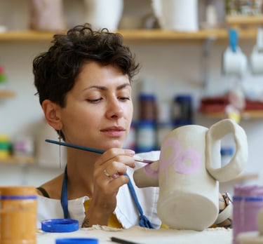 femme artisan artiste créant de la céramique