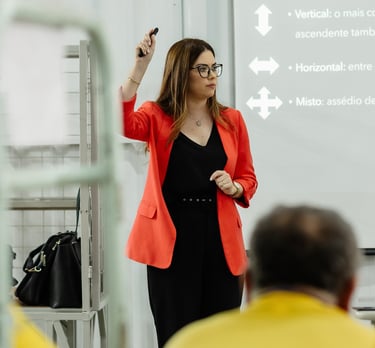 Palestra sobre assédio moral e cultura organizacional ministrada por profissional em ambiente corpor