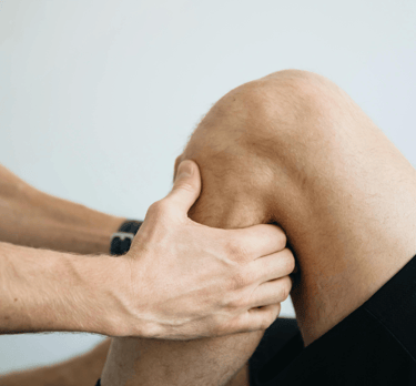 examen du genou par un médecin