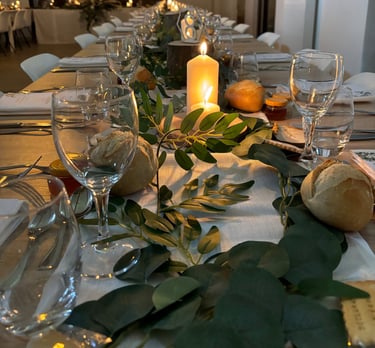 Table de mariage champêtre avec des bougies