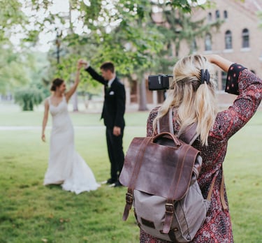 Photographe qui prend en photo des mariés, photos de couple