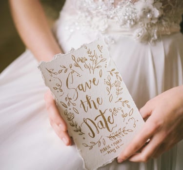 Mariée avec un faire-part dans les mains, save the date