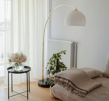 Wnętrze prostego salonu pełnego światła