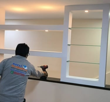 Remodelación de oficina repisas de vidrio y gypsum iluminación Serviacabados pintura interior