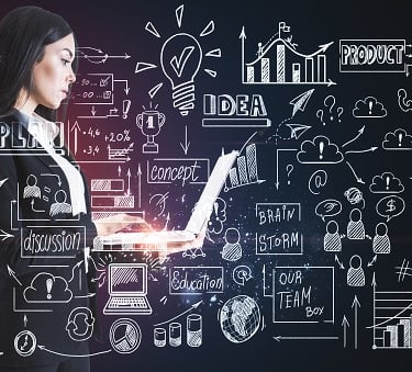 executiva mexendo no computador