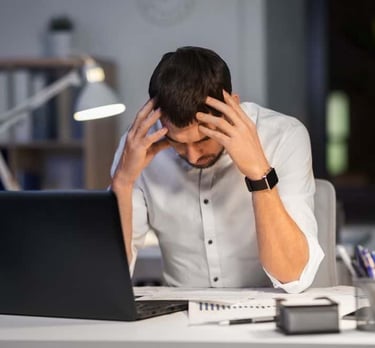 imagem de um executivo com problemas causados por golpes da internet.