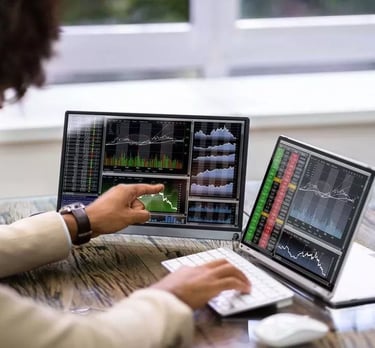 foto de um jovem moreno estudando um gráfico financeiro