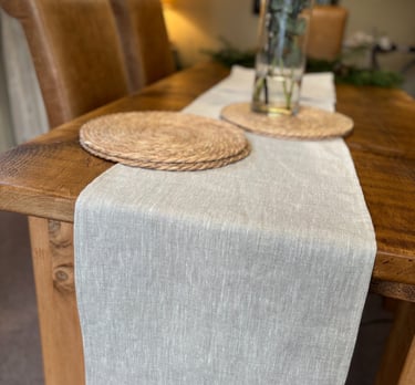 Table runner in natural undyed linen on a table