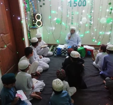 madrasa-qurania-teacher-teaching-students.jpg