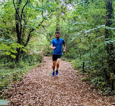 Le coach pratiquant la course a pied