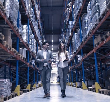 Gerentes de depósito caminando en un gran centro de distribución