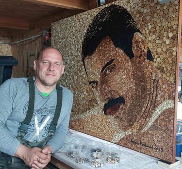 Ręcznie Wykonany Portret Freddie'go Mercury'ego z Drewnianych Krążków – Unikatowa Sztuka