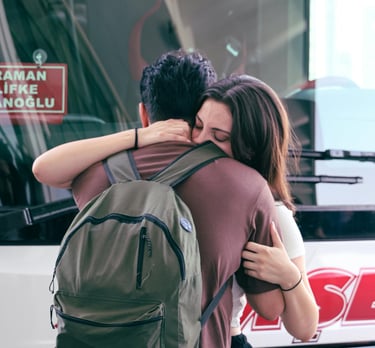 https://www.pexels.com/es-es/foto/emotivo-abrazo-de-despedida-en-la-estacion-de-autobuses-32980608/