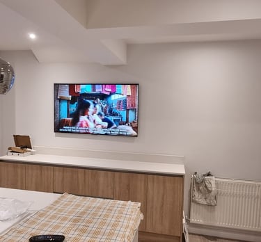MountMyTV - Samsung 55" TV mounted on a wall in a kitchen with cables hidden in the wall