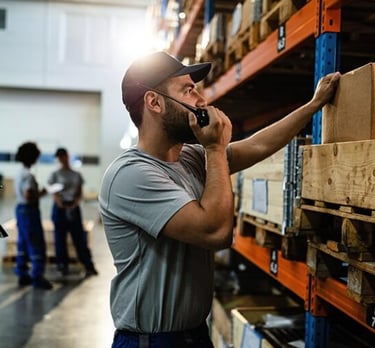Almacenista trabajando y hablando por radio PTTPRO