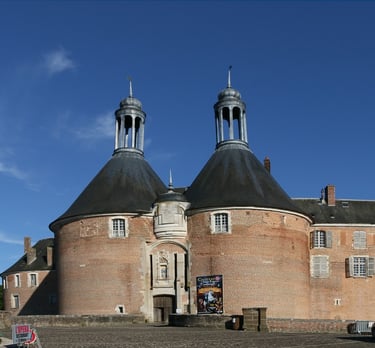 Château de Saint-Fargeau dans l'Yonne proche du Gite de la Maison Bleue situé à Vincelles