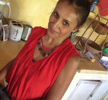 Cliente portant son collier Sourire en cuir et plumes recyclés sur-mesure