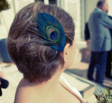 Cliente portant son bijou de tête sur-mesure en cuir recyclé et plume de paon pour son mariage