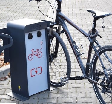 Stovai elektriniams dviračiams ir paspirtukams