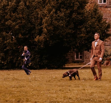 Foto vom besten Hochzeitsvideografen für Hochzeitsvideos der grade bei der Arbeit ist.