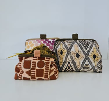 drie tassen van plantaardig geverfde stof - eentje met een breiwerk erin