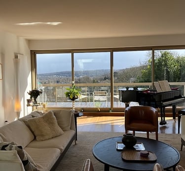 Intérieur d'une maison d'architecte avec baies vitrées