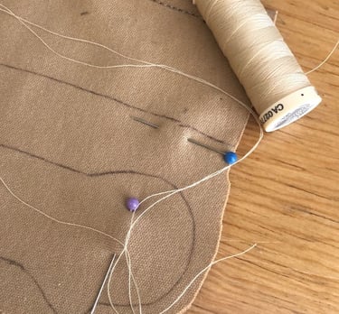 Hilo y piezas para cortar extremidades de una muñeca waldorf