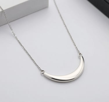 A set of semijoias featuring pearls and subtle green gemstones arranged artistically.