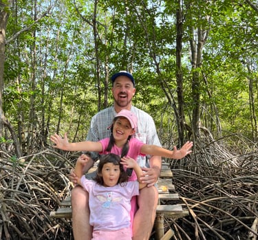 L'expert du Vietnam voyage en famille dans les forêts de mangroves au delta du Mékong