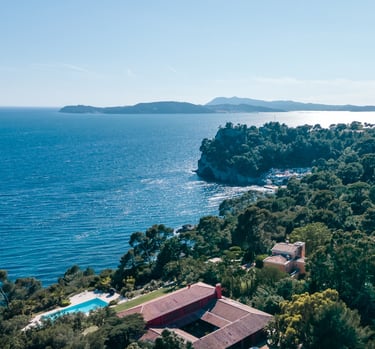 Vue aérienne par drone d’un paysage varois, photo professionnelle