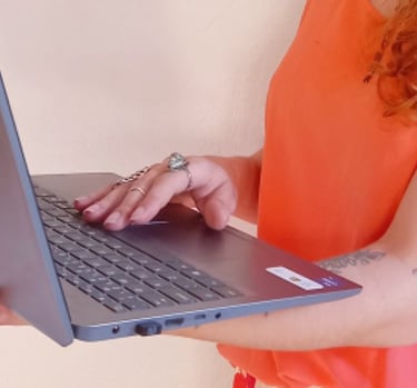 Sabrina Tibursky com notebook em mãos