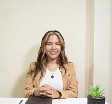 psicologa profesional sentada en su oficina