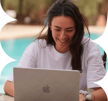 Lucie Derrien, graphiste freelance à Rennes, en train de travailler sur son ordinateur