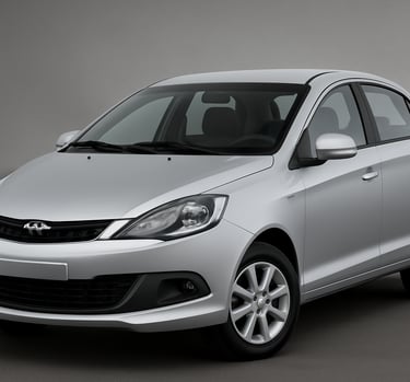 Chery Celer prata em fundo cinza, fotografado em ângulo frontal-lateral com destaque para os faróis,
