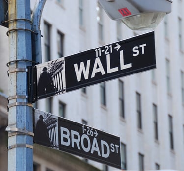 Letrero vial que indica donde queda wall street
