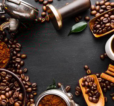 Diferentes tipos de cafe como en polvo, granos, liquido