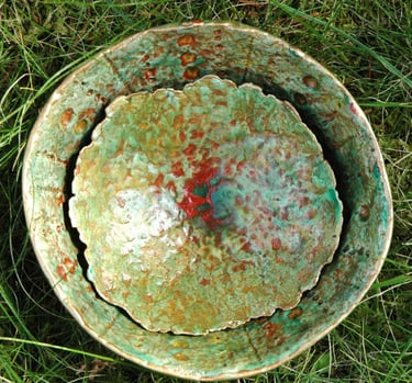 Coupe et coupelle d'inspiration Vallauris, papier maché recyclé, glacis vert et rouge, filet or
