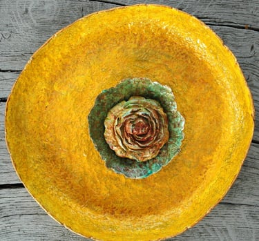 Grand plat jaune tournesol, coupe et rose en papier maché, écologique, durable, cadeau original