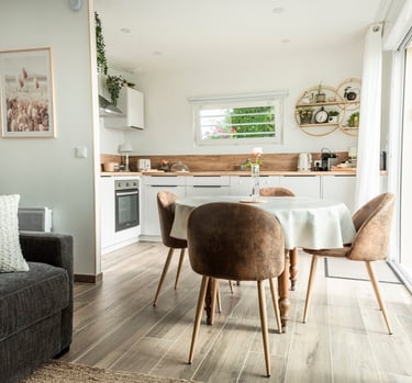 Salon lumineux et moderne avec cuisine ouverte dans un appartement spacieux.