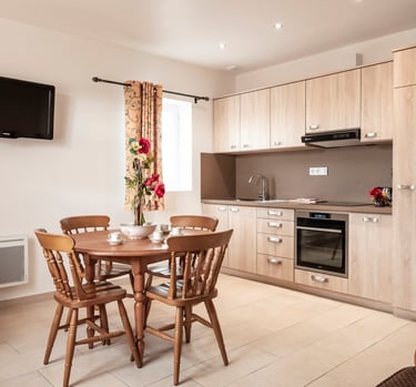 Cuisine moderne et lumineuse dans un appartement