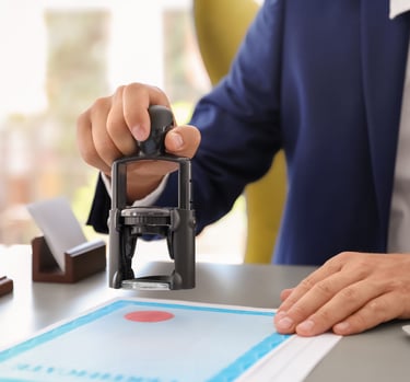 Homem carimbando a habilitação da empresa