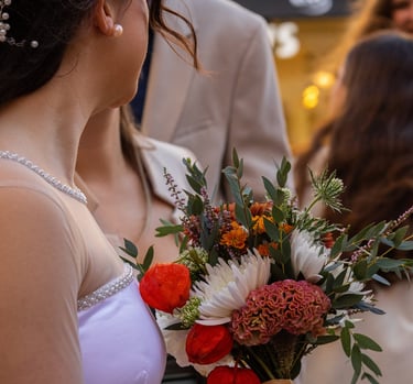 photo d'une jeune marié tenant un bouquet de fleurs