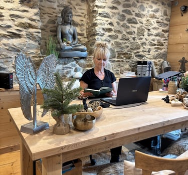 Edyta Vorilhon au sein de son cabinet.