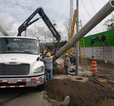 Un camión con una grúa y equipo especial para instalacion de ingenieria electrica
