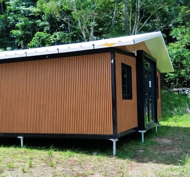 Maison préfabriquée avec bardage extérieur bois composite.