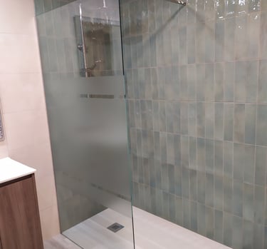 Mamparas de baño decorativas con diseños personalizados en cristal.