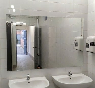 Cristalería para empresas: espejos y vidrios para locales y oficinas.