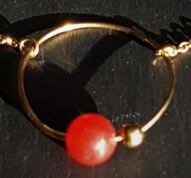 collier avec pierre rouge
