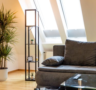 geräumiges Wohnzimmer in der DG-Wohnung in Coburg für Feriengäste und Monteure