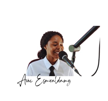 Fille qui enregistre un podcast avec un micro 